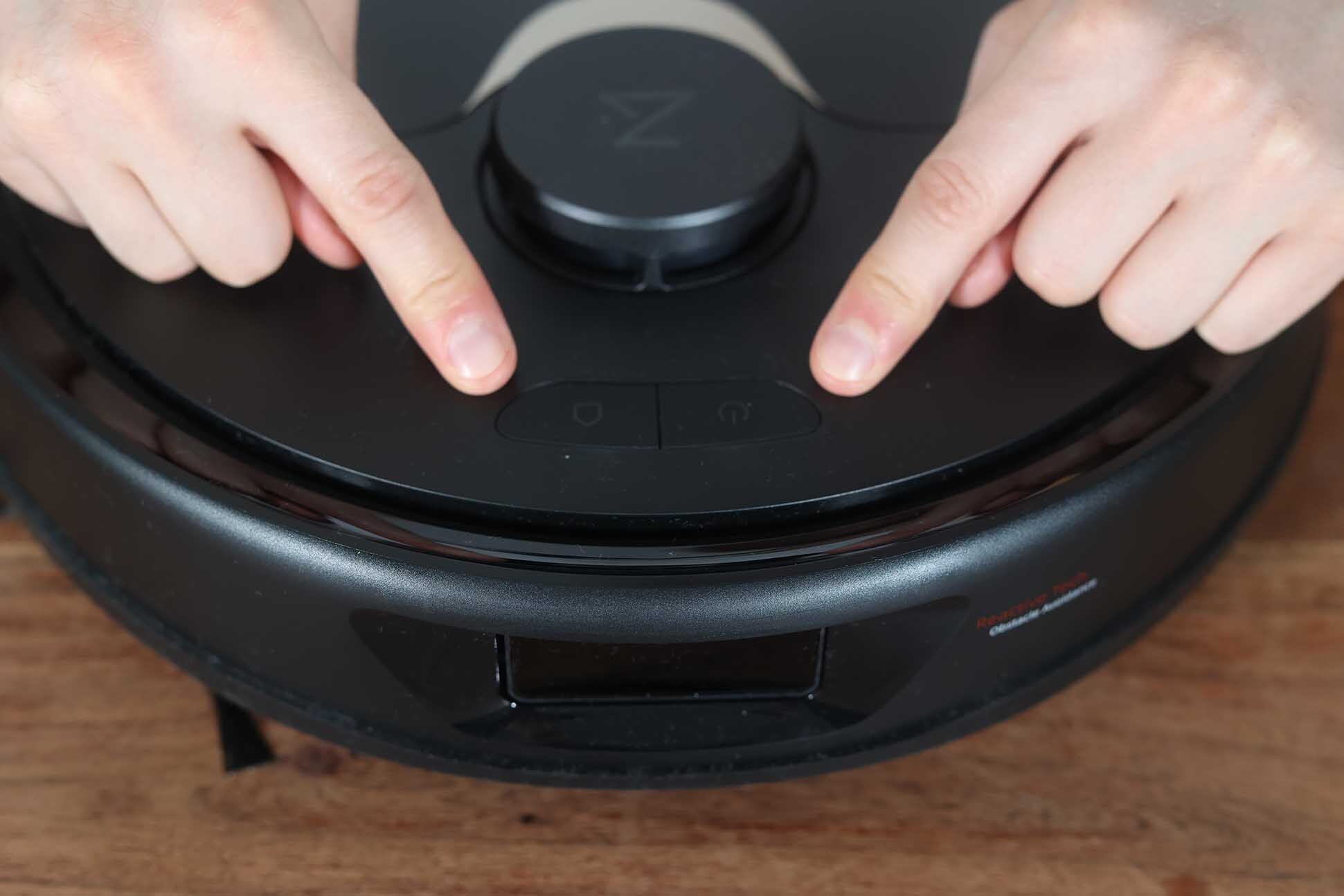 Видны кнопки управления на верхней части Roborock Q Revo.